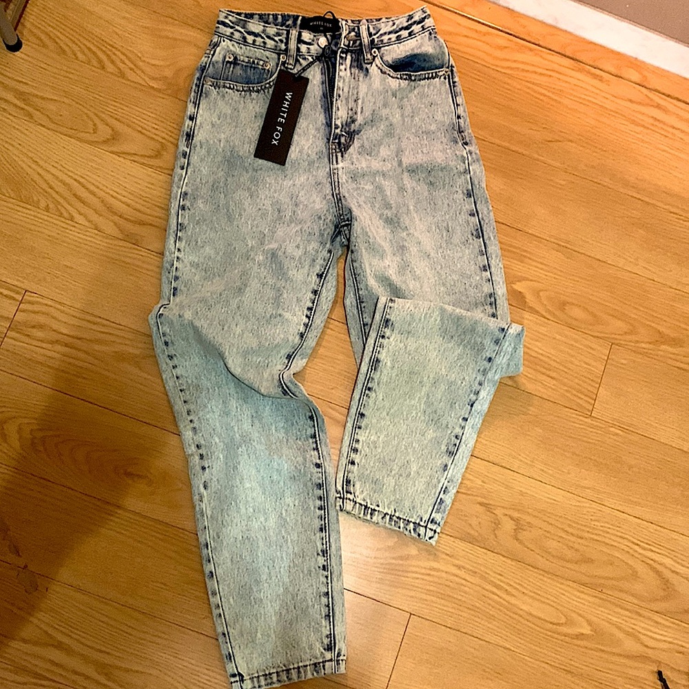 Never Been worn- Mom jeans light wash no rips